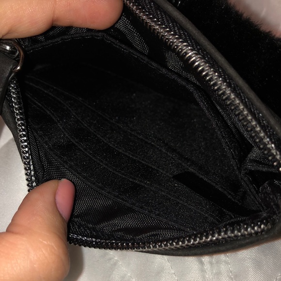 Faux fur wristlet - Picture 3 of 6